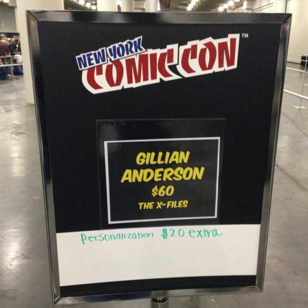 Gillian Anderson Autographing